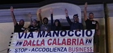 Striscione FN contro Manoccio a concerto di Povia in Calabria: pericoloso campanello d'allarme