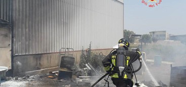 In fiamme materiale elettrico durante lavori Enel