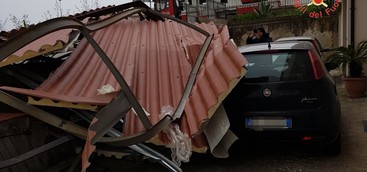 Forte vento, tetto divelto nel Catanzarese