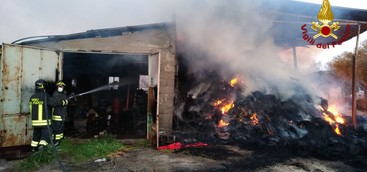 Incendio in fienile nel Crotonese (FOTO)