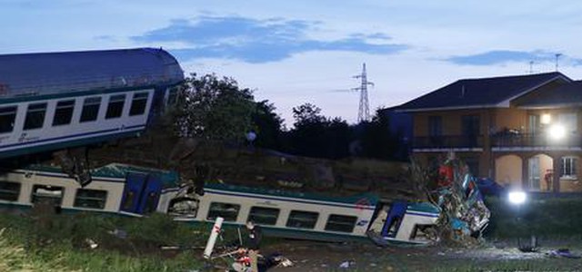 Treno urta camion sulla linea Torino-Ivrea, due morti e 18 feriti
