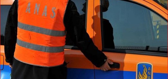 Distacco di calcestruzzo in galleria sulla strada statale 106 VAR in località Germaneto