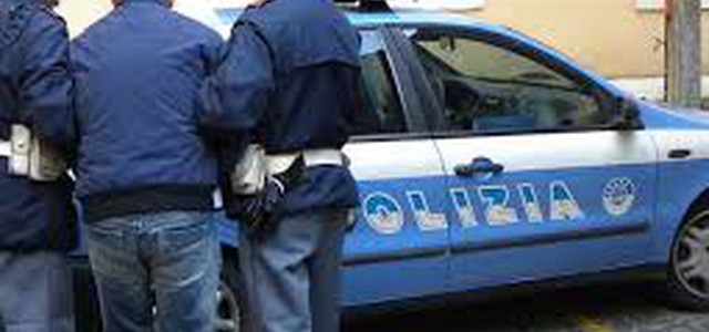 Arrestato cittadino crotonese per detenzione e porto in luogo pubblico di armi od oggetti atti ad offendere e ricettazione.