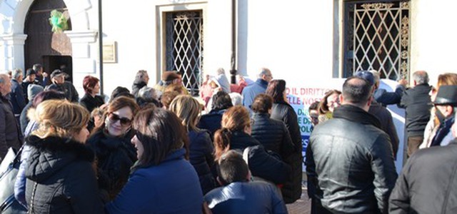 Stop acqua, protesta a Isola Capo Rizzuto