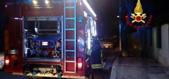 A fuoco due mezzi della raccolta rifiuti