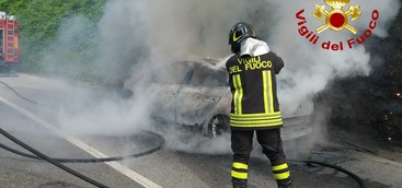 Auto in fiamme nel Lametino