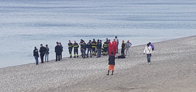 Recuperati i cadaveri dei due ragazzi dispersi in mare a Catanzaro Lido (2 VIDEO)
