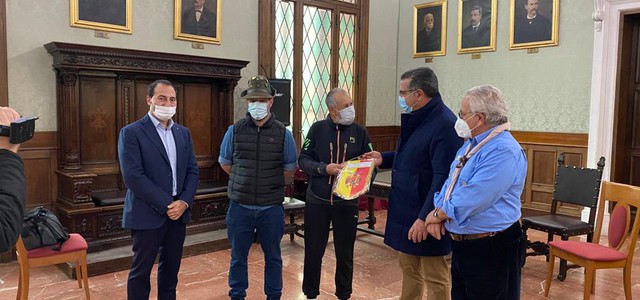 Catanzaro, ricevuto in Comune Brusamento: l’Italia a piedi per sensibilizzare sulla sclerosi tuberosa