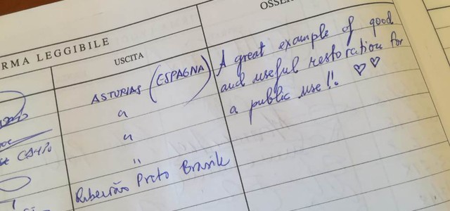 Turisti stranieri in visita all'Archivio storico comunale