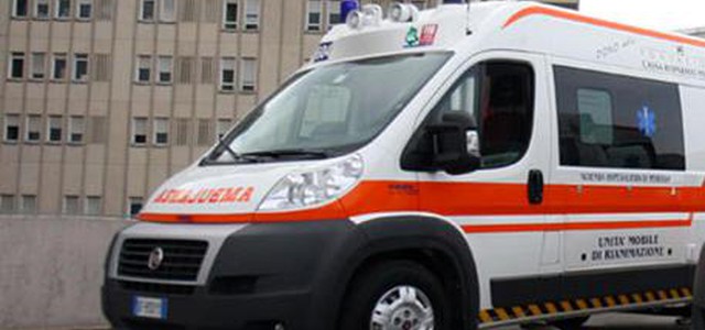 Aggredito su bus da adolescenti, ne accoltella uno