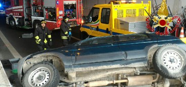 Finisce contro il muro in galleria, un morto sull'A2