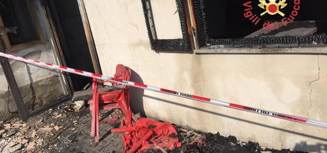 Magazzino distrutto dalle fiamme a Lamezia Terme