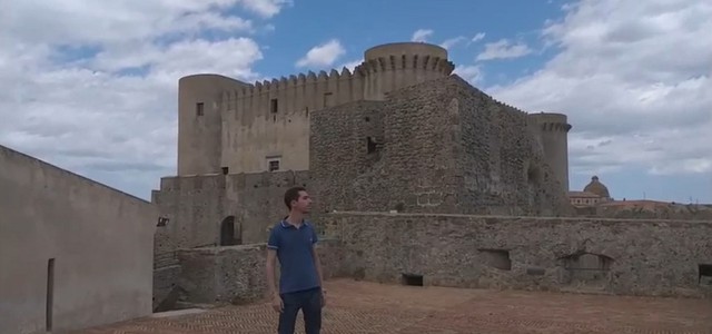 Il cantautore catanzarese Massi Lepera lancia un messaggio di speranza col nuovo singolo "Momenti". Il videoclip valorizza il patrimonio calabrese