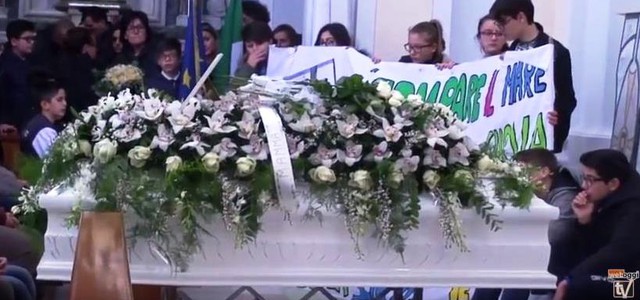 L'ultimo saluto a Leandro: dolore e commozione di un'intera comunità (VIDEO)