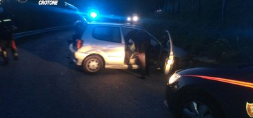 Ubriaco alla guida senza patente, fugge all'alt dei carabinieri e si schianta contro un muro