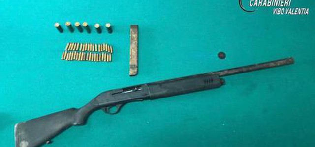 Armi e munizioni in magazzino, arrestato