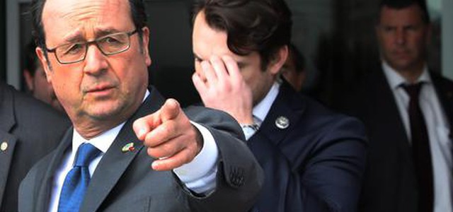 Hollande, non accettiamo pressioni Trump