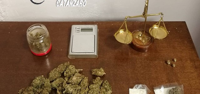 Trovato con droga in magazzino, arrestato 54enne catanzarese 