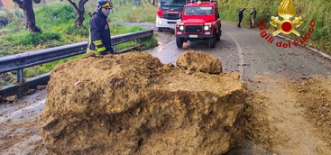 Caduta masso su strada, chiuso il transito