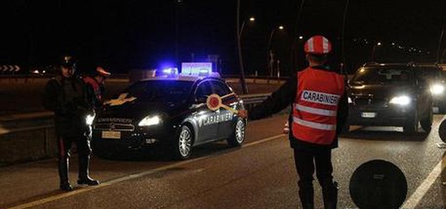 Finisce in burrone di 300 metri con l'auto, illeso