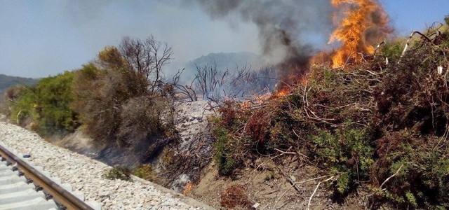 Provoca incendio su linea ferroviaria, denunciato operaio