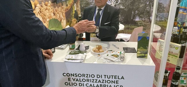 Successo del Consorzio Olio di Calabria IGP al SIAL di Parigi
