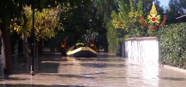 Maltempo nel Catanzarese, vigili del fuoco soccorrono residenti con gommone