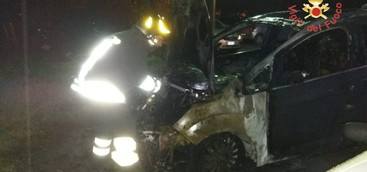 Auto in fiamme a Lamezia Terme