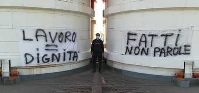 Protesta di operai su ciminiera