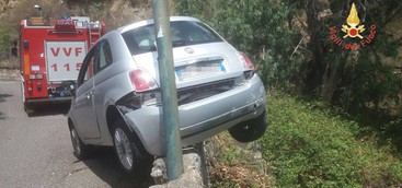 Auto fuori controllo si ferma contro lampione a Caminia, paura per una ragazza
