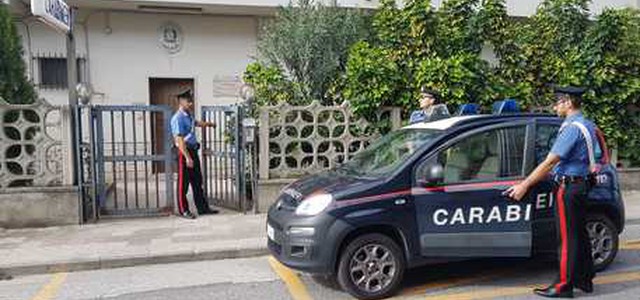 Assegni falsi per acquisti, 14 denunciati