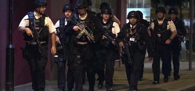 Duplice attentanto a Londra, 6 morti e 20 feriti. Investono e accoltellano, uccisi i tre terroristi