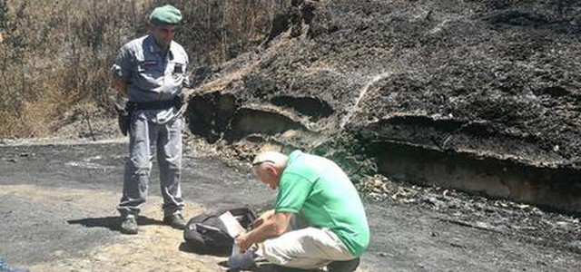 Incendio in ex discarica, sequestrata