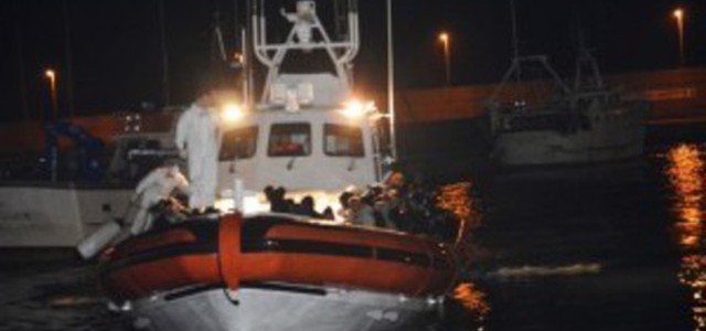 Intercettata barca a vela con 38 migranti