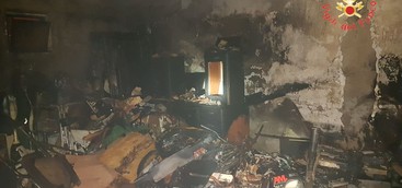 Panico nella notte a Catanzaro, incendio in sala condominiale di palazzina di sette piani