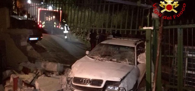 Auto senza freni contro muro di cemento, investiti pedoni