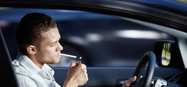 Chi fuma in auto vede svalutato il suo usato fino 2.260 euro