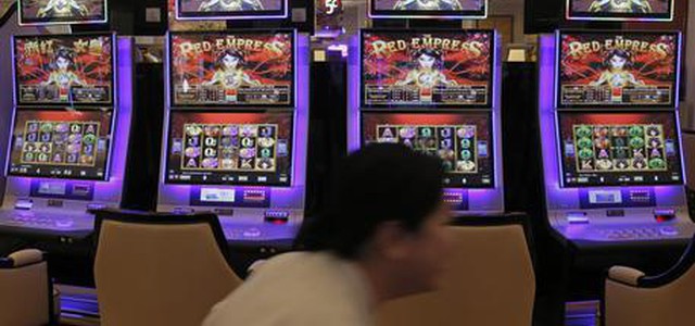 Lascia figlie in auto per giocare a slot