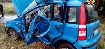 Finisce con l'auto contro un albero, muore 26enne nel Catanzarese