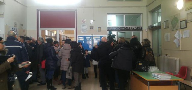 Topi in una scuola di Castrovillari,  la protesta delle mamme: lunedì la derattizzazione