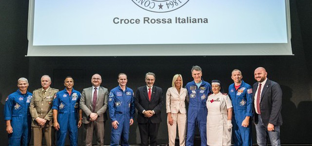 Nespoli riconsegna bandiera Croce Rossa portata nello spazio