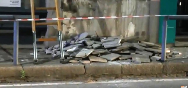 Crolla parete di mattonelle da palazzo sede Bnl a Catanzaro Lido (VIDEO)