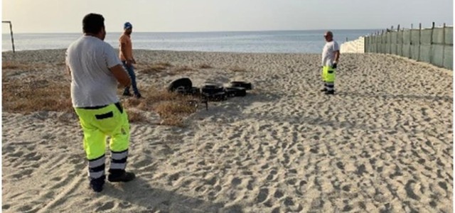 AVVIATA BONIFICA RIFIUTI SULLA SPIAGGIA DI GIOVINO - CAVALLARO: “IN GRAN PARTE ARREDI ABBANDONATI DAGLI STABILIMENTI BALNEARI”
