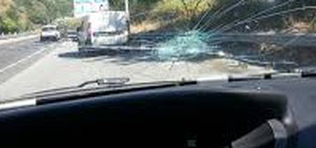 Lanciano pietre dal finestrino e colpiscono auto in corsa. Denunciati 