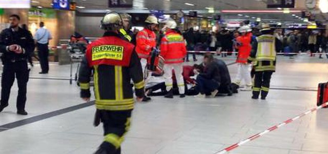 Duesseldorf, attacco con ascia alla stazione: tra i nove feriti anche due italiane