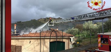 Incendio in villa, accertamenti sulle cause ( Foto)
