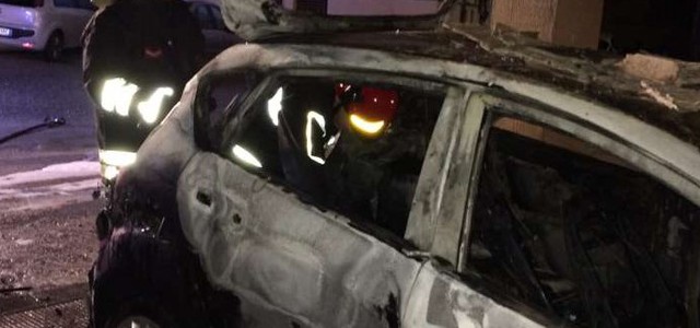 Auto in fiamme nella notte, intervento dei Vigili del Fuoco 
