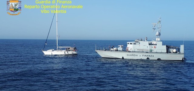 Migranti - in barca a vela al largo Crotone, arrivati in 32