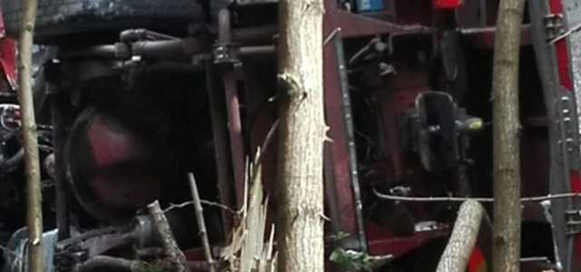Camion fuori strada, in fiamme dopo aver distrutto il guardrail