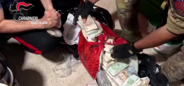 'Ndrangheta, informò boss di operazione: arrestato ex agente